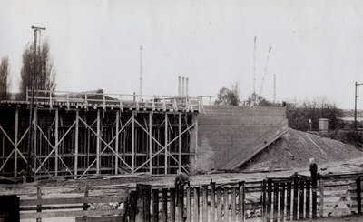 847659 Gezicht op de aanleg van het spoorwegviaduct over de Cartesiusweg aan de kopse zijde van de St.-Josephlaan te ...